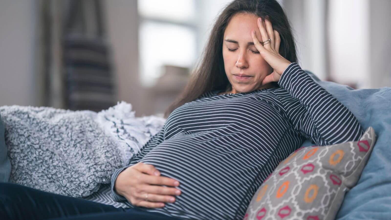 Đau đầu l&agrave; một dấu hiệu nội tiết k&eacute;m khi mang thai