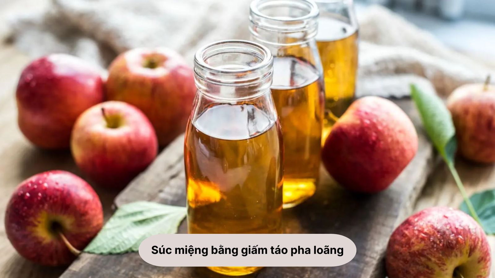 S&uacute;c miệng bằng giấm t&aacute;o pha lo&atilde;ng gi&uacute;p giảm đau họng