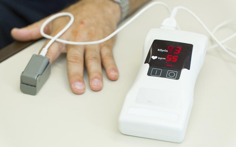 M&aacute;y đo chỉ số SPO2 để b&agrave;n