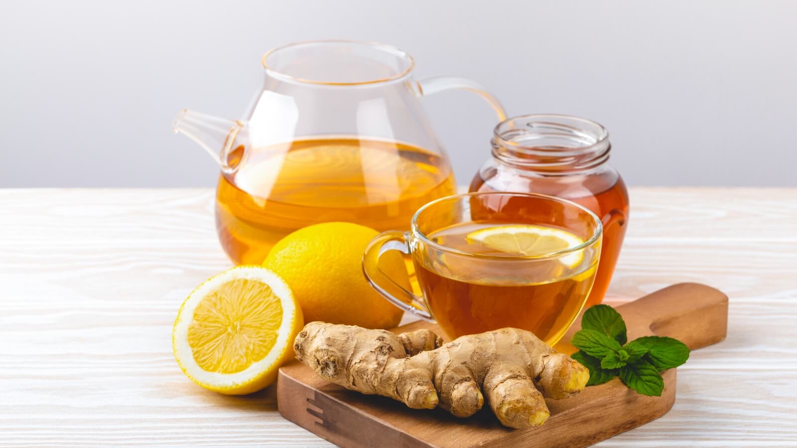 Tr&agrave; gừng gi&uacute;p giảm triệu chứng đau dạ d&agrave;y hiệu quả