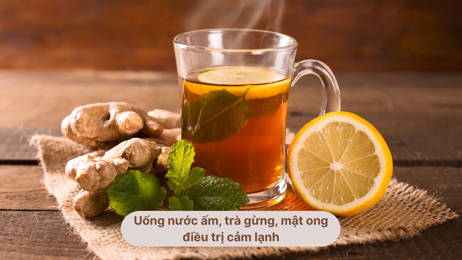 Uống nước ấm, tr&agrave; gừng, mật ong để điều trị cảm lạnh
