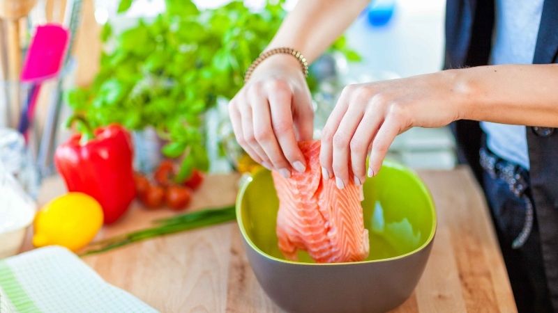C&aacute; hồi l&agrave; thực phẩm gi&agrave;u đạm v&agrave; chất b&eacute;o d&agrave;nh cho mẹ bầu mắc tiểu đường thai kỳ.