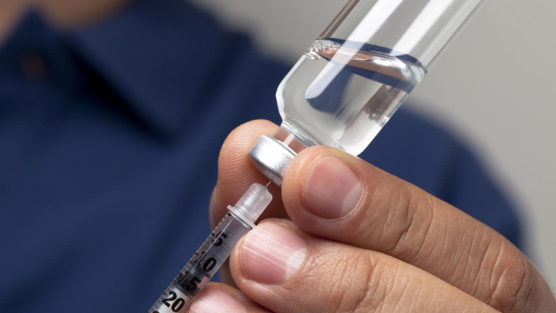 Bệnh nh&acirc;n tiểu đường c&oacute; thể hạ đường huyết tại nh&agrave; bằng c&aacute;ch ti&ecirc;m insulin