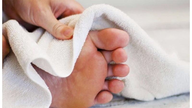 Rửa ch&acirc;n v&agrave; lau kh&ocirc; r&aacute;o để xử l&yacute; khi c&oacute; biến chứng tiểu đường ở ch&acirc;n