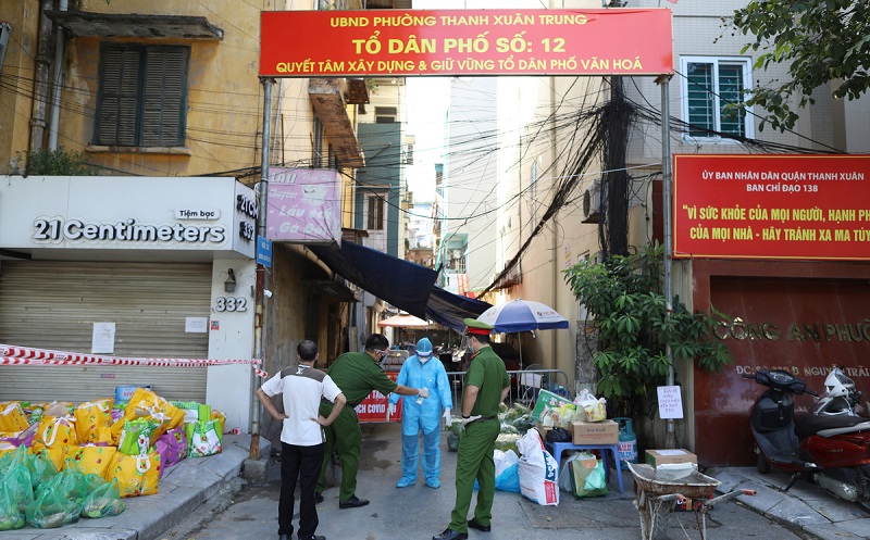 C&aacute;c c&aacute;n bộ chiến sĩ, y b&aacute;c sĩ tiến h&agrave;nh chống dịch tại phường th&agrave;nh xu&acirc;n trung