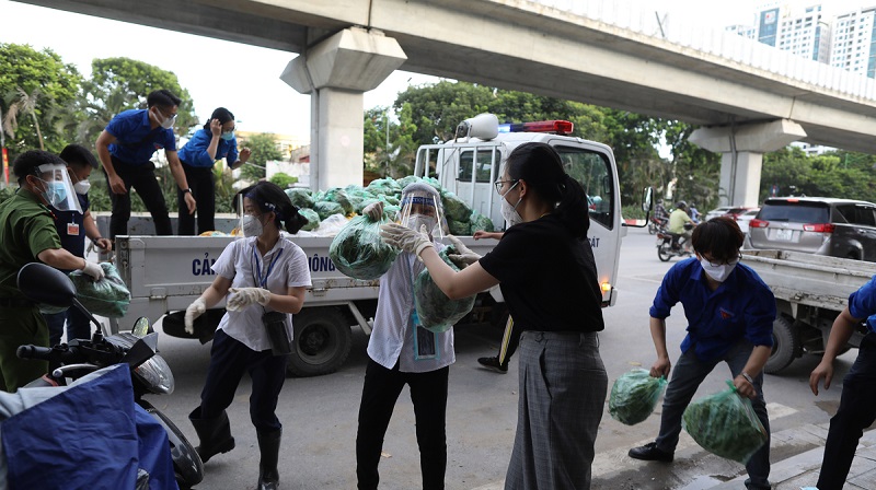 C&aacute;c t&igrave;nh nguyện vi&ecirc;n tham gia ph&acirc;n ph&aacute;t lương thực cho người d&acirc;n