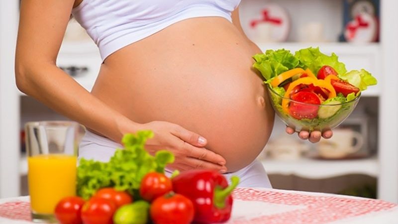 Chế độ dinh dưỡng hợp l&yacute; gi&uacute;p mẹ bầu kiểm so&aacute;t đường huyết thai kỳ tốt hơn.