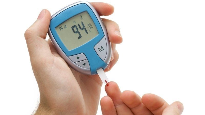 Người tiểu đường cần chủ động kiểm so&aacute;t chỉ số đường huyết để n&acirc;ng cao tuổi thọ.