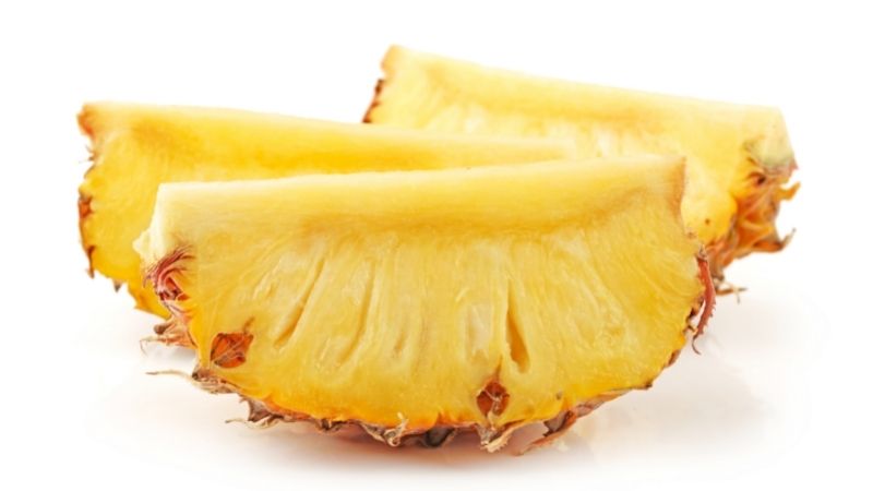 Mặc d&ugrave; rất gi&agrave;u vitamin nhưng dứa ch&iacute;n chứa h&agrave;m lượng đường rất cao.