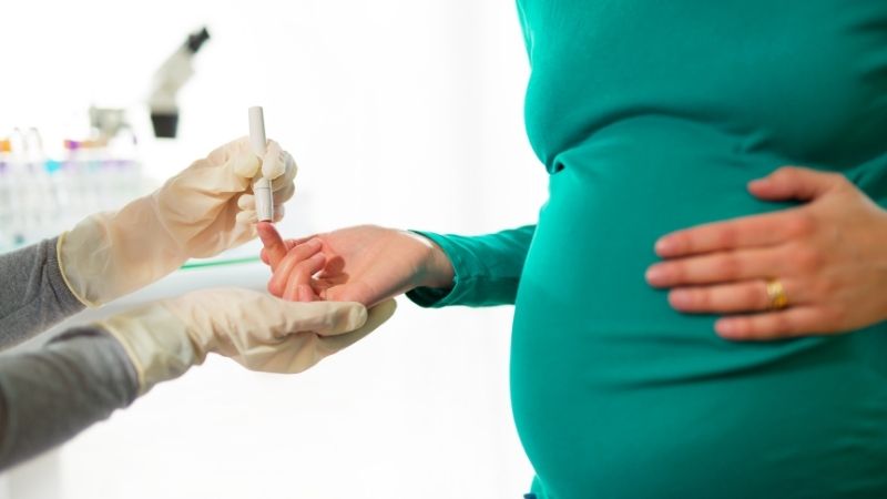 Kiểm so&aacute;t tốt chỉ số đường huyết v&agrave; tu&acirc;n thủ điều trị gi&uacute;p ngăn ngừa những biến chứng nguy hiểm của bệnh tới thai nhi.