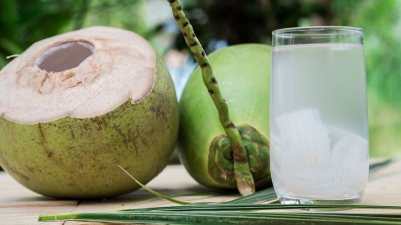 Uống nước dừa vào buổi tối sẽ khiến mẹ thường xuyên đi tiểu đêm, gây gián đoạn giấc ngủ.