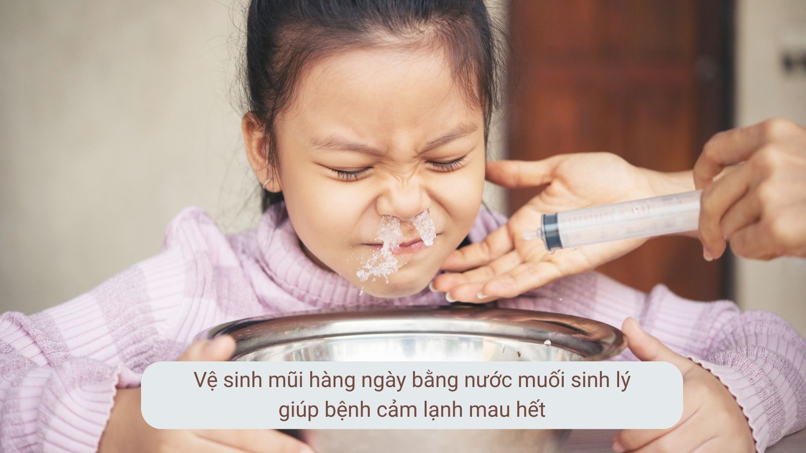 Vệ sinh mũi bằng nước muối sinh l&yacute; l&agrave; c&aacute;ch trị cảm lạnh tại nh&agrave; &aacute;p dụng được cho mọi đối tượng