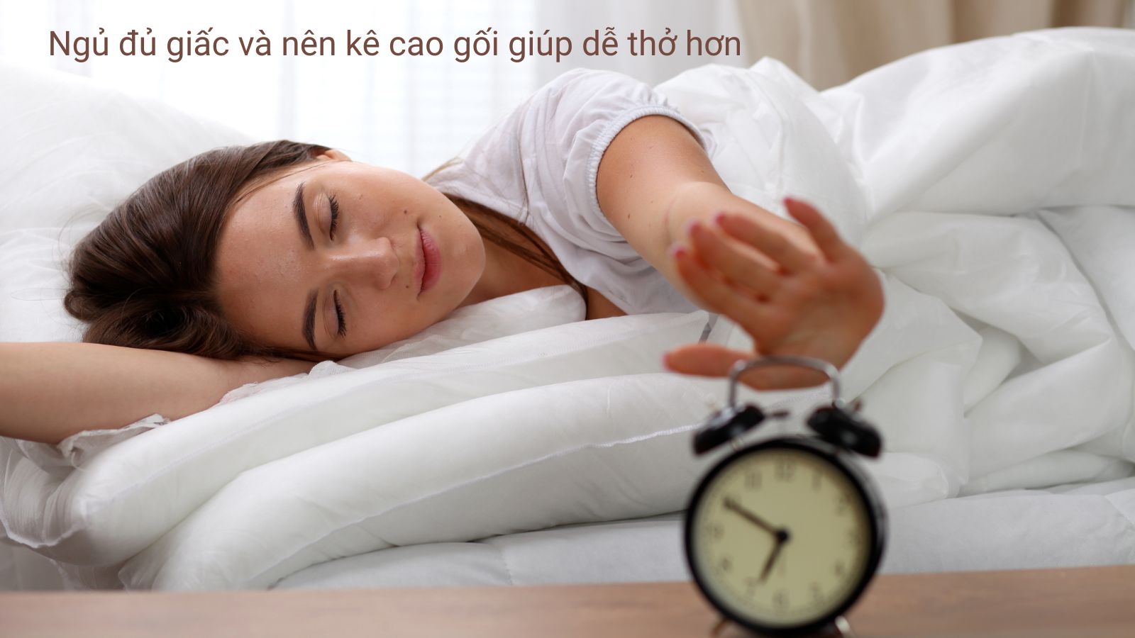 K&ecirc; gối cao khi ngủ gi&uacute;p dễ thở v&agrave; ngủ ngon hơn