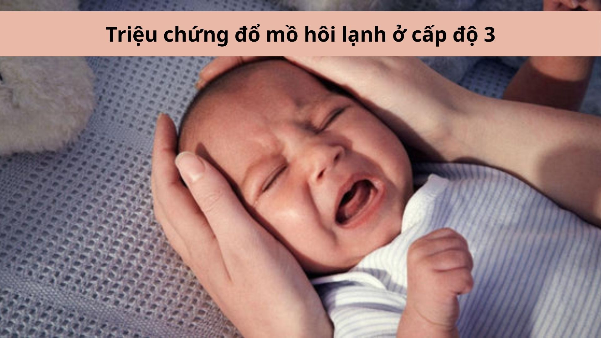 Trẻ bị v&atilde; mồ h&ocirc;i lạnh, huyết &aacute;p tăng cao do tay ch&acirc;n miệng ở cấp độ 3