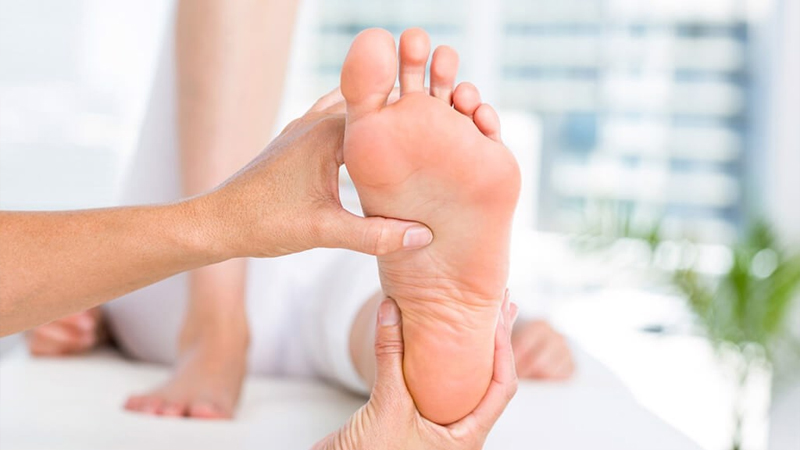 kiểm tra ch&acirc;n của người bệnh tiểu đường