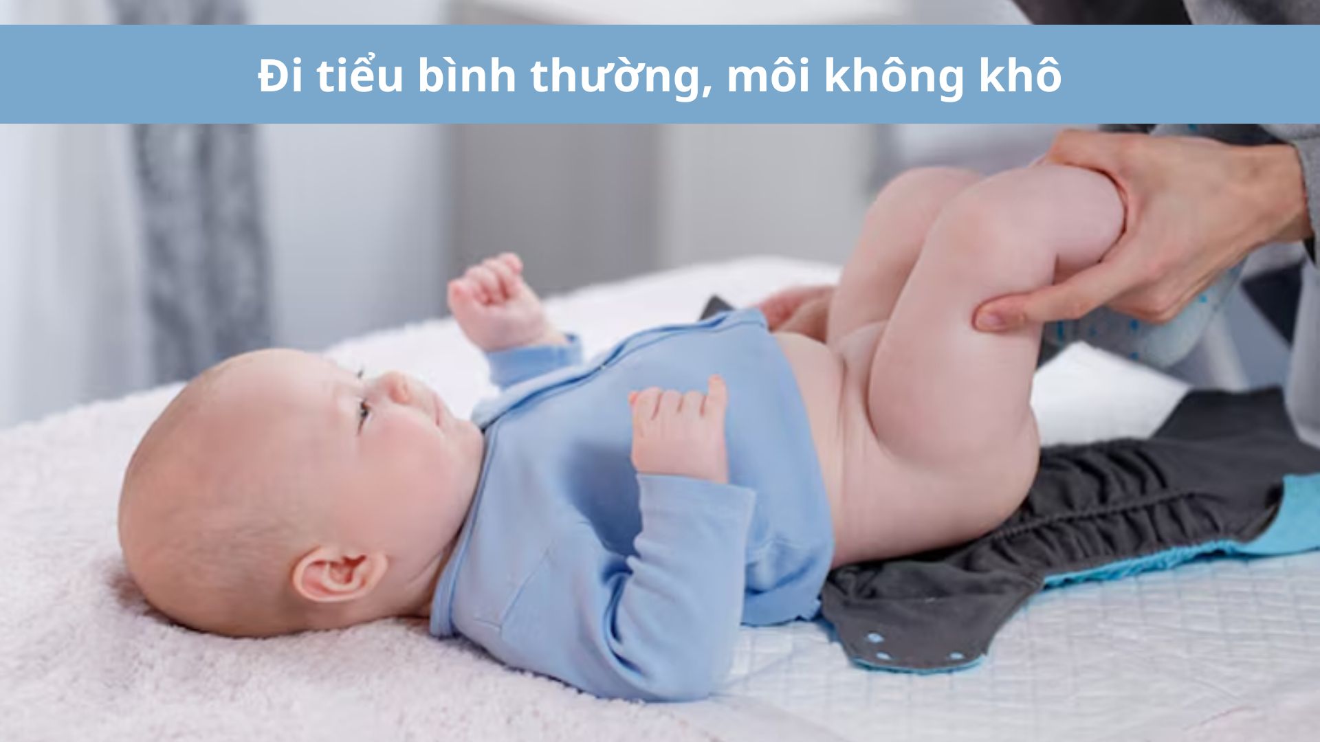 Trẻ đi tiểu b&igrave;nh thường, m&ocirc;i kh&ocirc;ng kh&ocirc; khi kh&ocirc;ng c&ograve;n bị mất nước