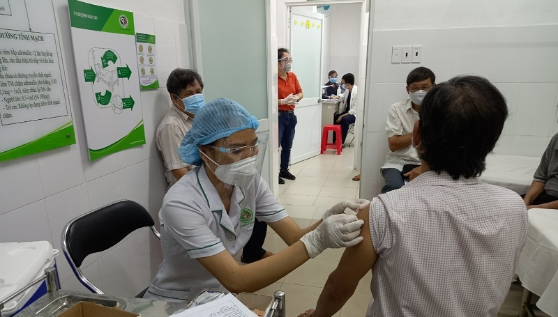 Ti&ecirc;m tăng cường vaccine mũi 3 cho người trẻ