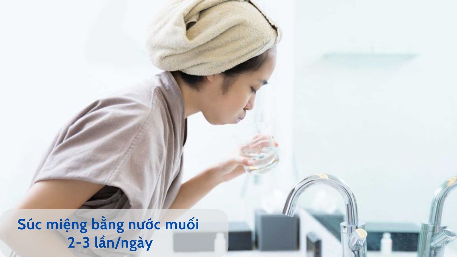 S&uacute;c miệng bằng nước muối gi&uacute;p giảm vi&ecirc;m họng hiệu quả