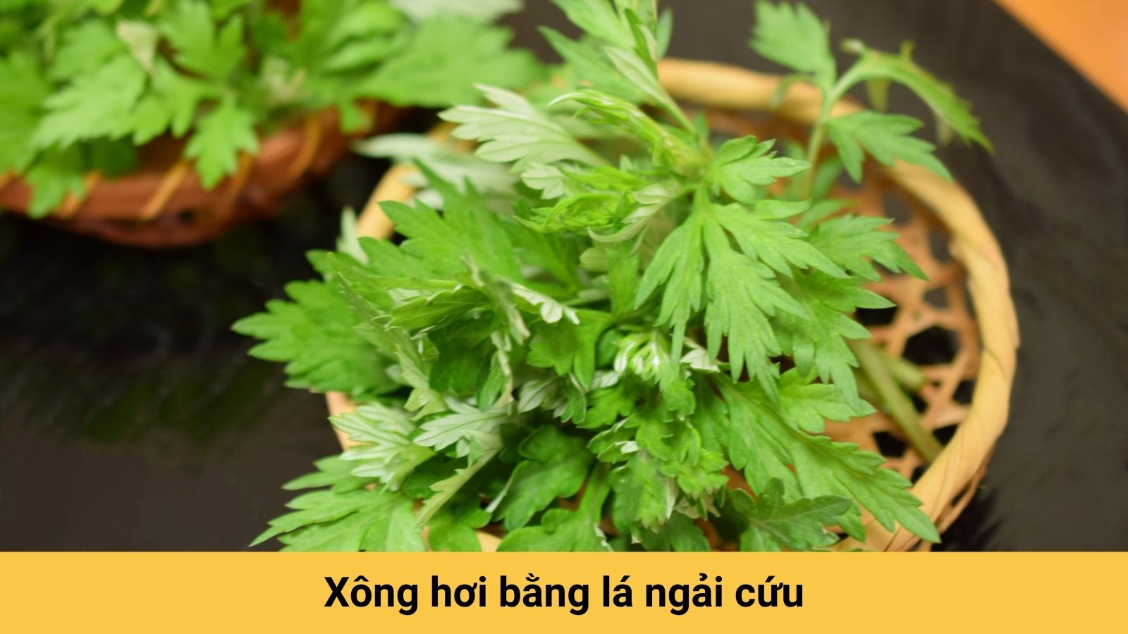 L&aacute; ngải c&oacute; khả năng lưu th&ocirc;ng kh&iacute; huyết, giảm đau đầu