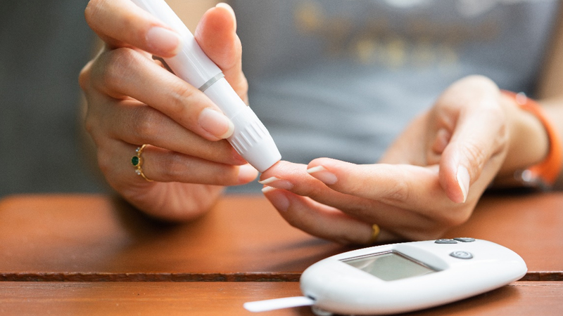 N&ecirc;n chọn m&aacute;y đo tiểu đường g&acirc;y &iacute;t đau khi lấy m&aacute;u