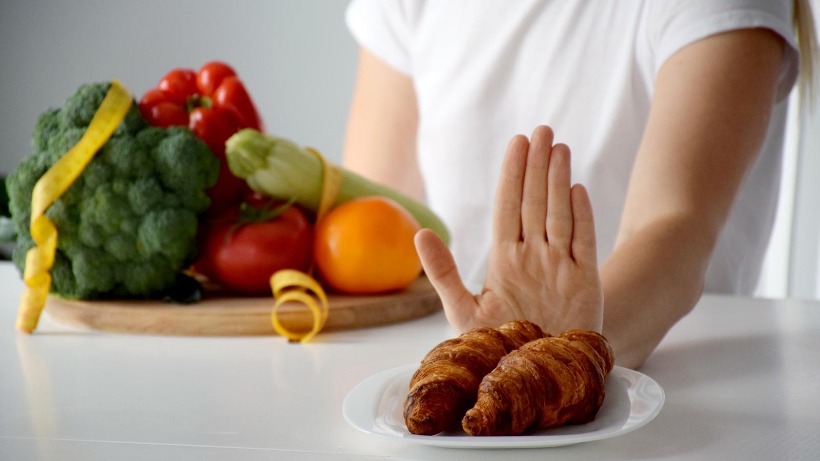 Người bị tiểu đường cần biết m&igrave;nh n&ecirc;n ăn g&igrave; để kiểm so&aacute;t đường huyết