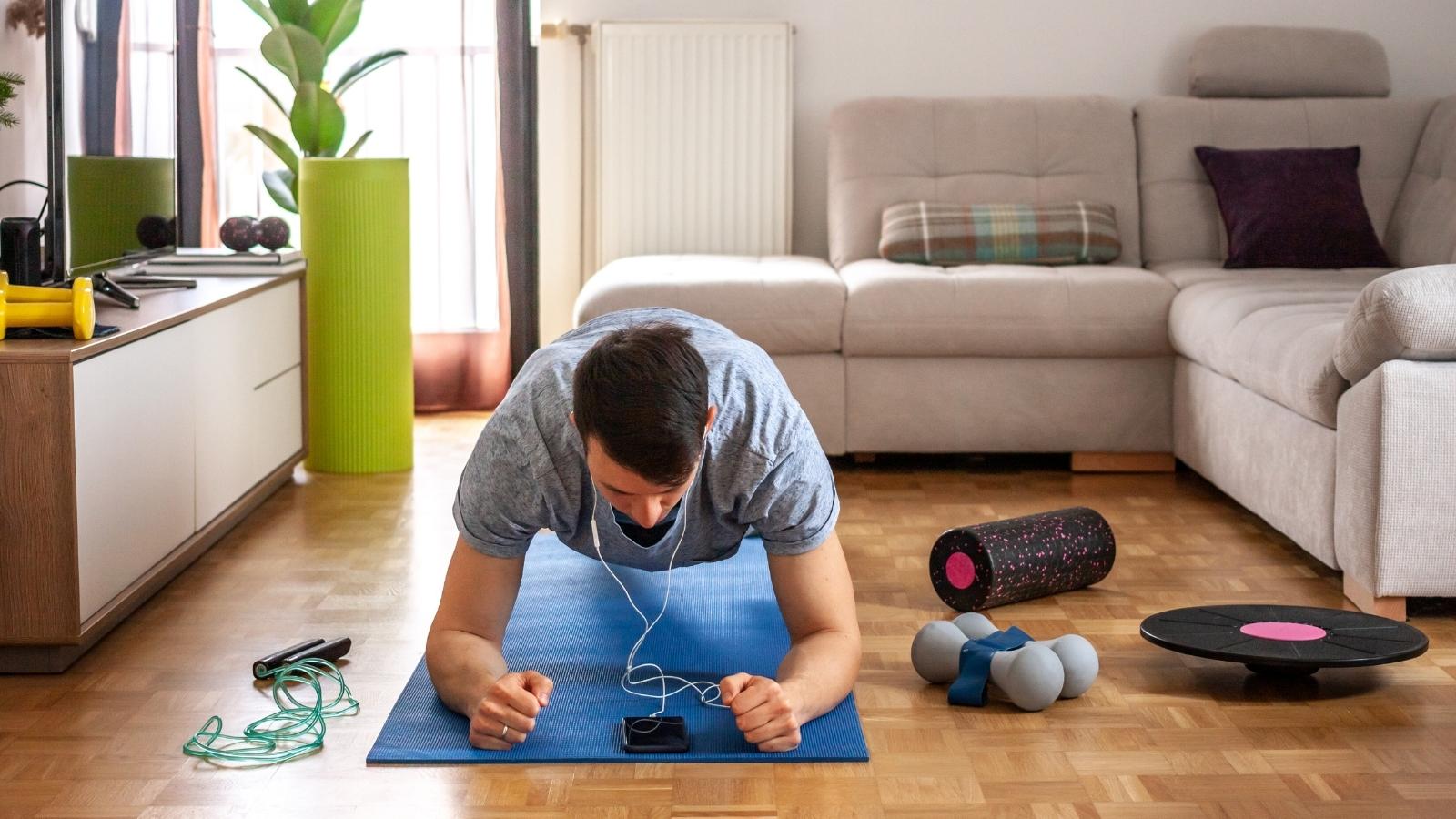 Cần kết hợp giữa chế độ ăn v&agrave; tập luyện thể dục để kiểm so&aacute;t tốt đường huyết
