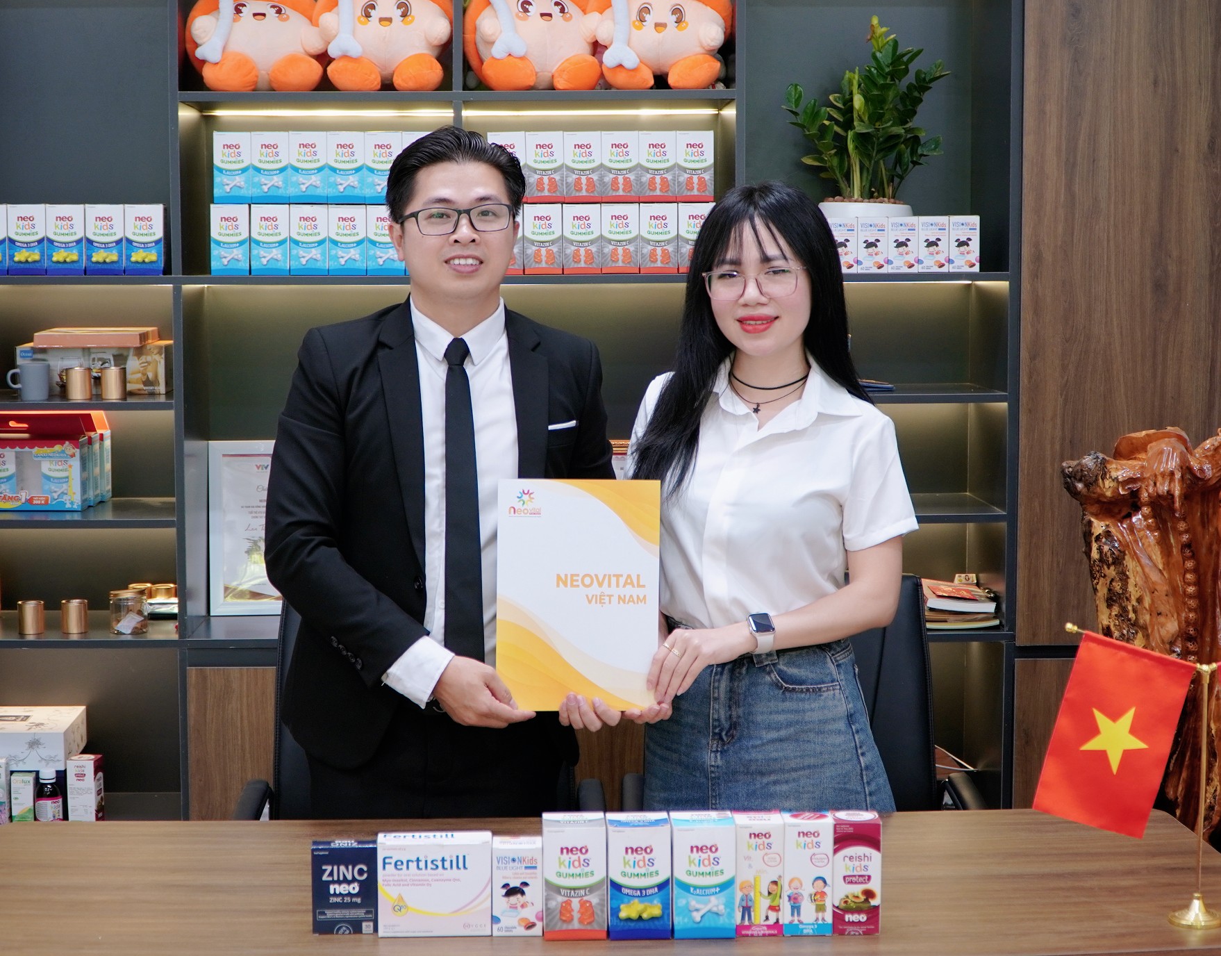 Đại diện HZ888A cùng Neovital Việt Nam kí kết hợp tác chiến lược