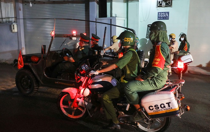 Qu&acirc;n đội tuần tra ph&ograve;ng chống dịch Covid19