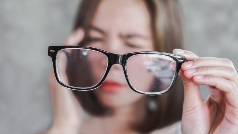 Dấu hiệu mắt nh&igrave;n mờ rất dễ bị bỏ qua