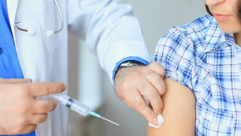 Ti&ecirc;m vacxin covid19 ở b&agrave; mẹ cho con b&uacute;