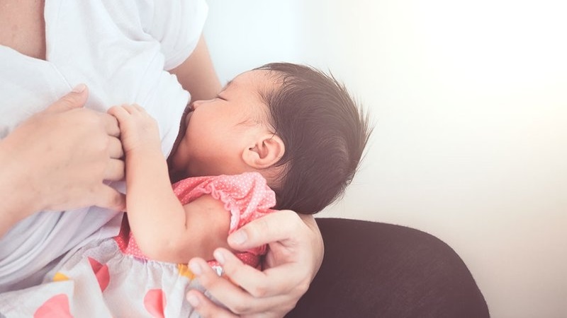 Sữa mẹ chứa nhiều kh&aacute;ng thể ngừa covid19 sau khi ti&ecirc;m vacxin