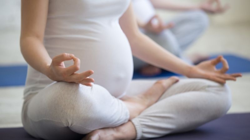 Yoga l&agrave; bộ m&ocirc;n được khuyến kh&iacute;ch cho mẹ bầu mắc tiểu đường thai kỳ.