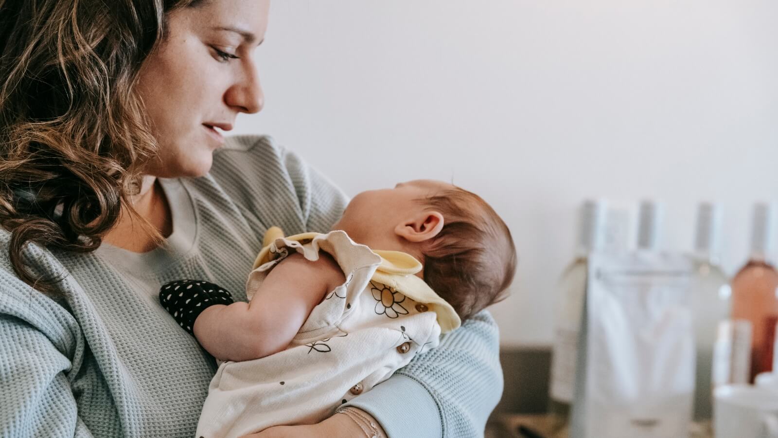 Bế trẻ đúng tư thế để giảm trào ngược dạ dày