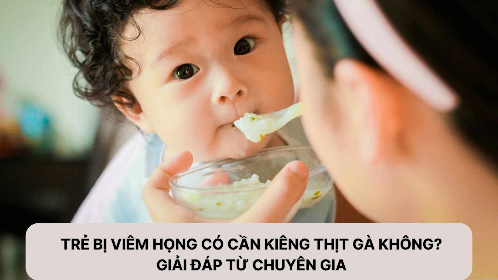 Trẻ bị vi&ecirc;m họng c&oacute; ăn được thịt g&agrave; kh&ocirc;ng? Thịt g&agrave; gi&agrave;u dinh dưỡng, nếu chế biến đ&uacute;ng ph&ugrave; hợp cho trẻ đang bị vi&ecirc;m họng