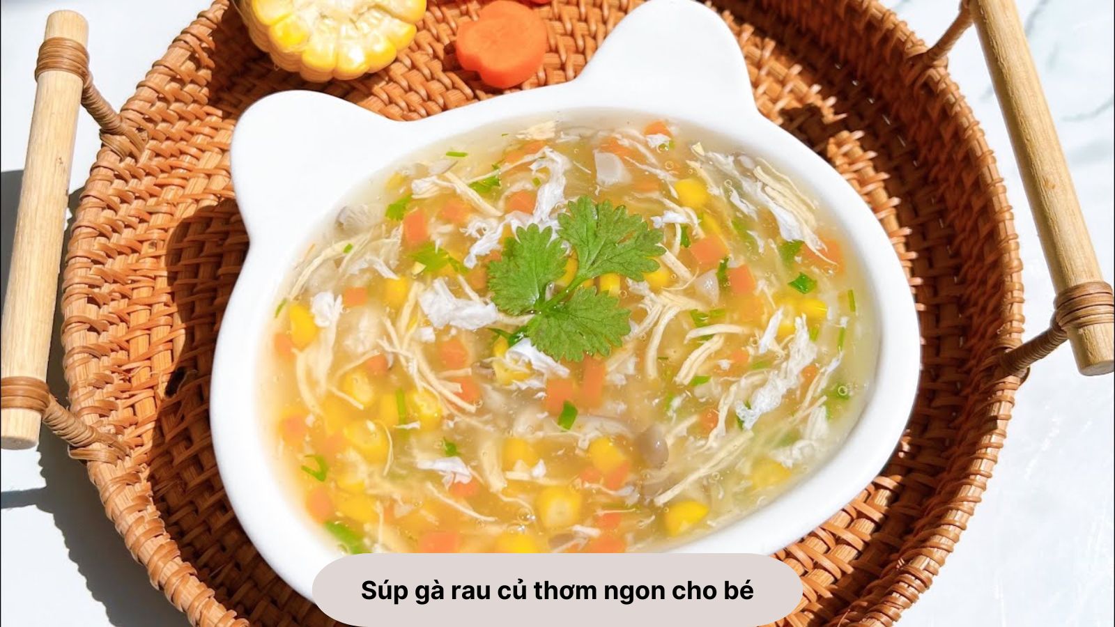 B&eacute; ăn s&uacute;p g&agrave; rau củ mềm, dễ nuốt khi bị đau họng