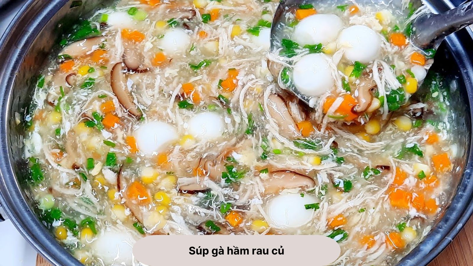 S&uacute;p g&agrave; hầm rau củ cung cấp dưỡng chất, dễ nuốt