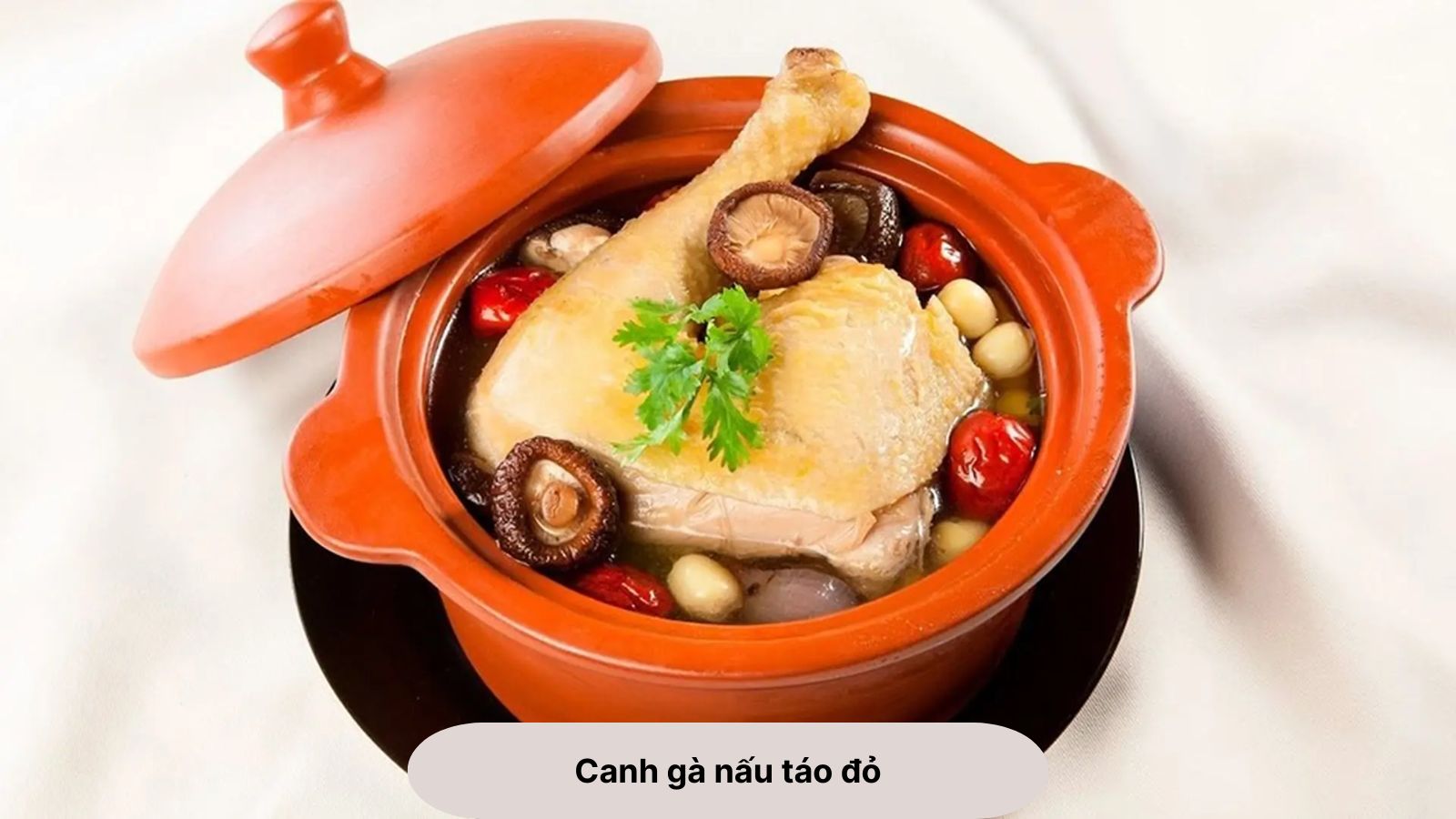 Canh g&agrave; nấu t&aacute;o đỏ gi&uacute;p thanh nhiệt, nhanh khỏi bệnh