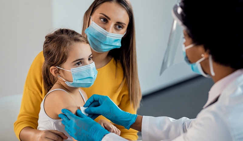 Trẻ chưa đủ tuổi ti&ecirc;m vaccine dễ l&acirc;y nhiễm Covid19