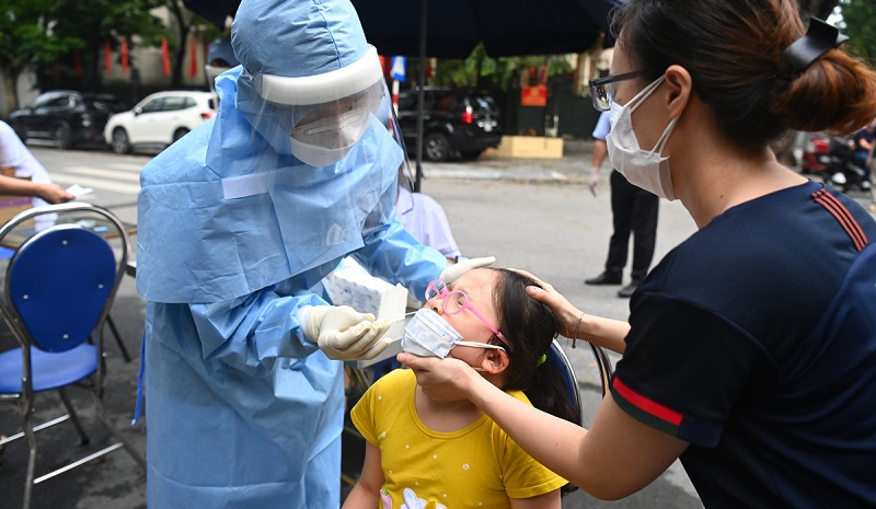 Đưa trẻ đi ti&ecirc;m vaccine covid19 khi đủ tuổi ti&ecirc;m chủng