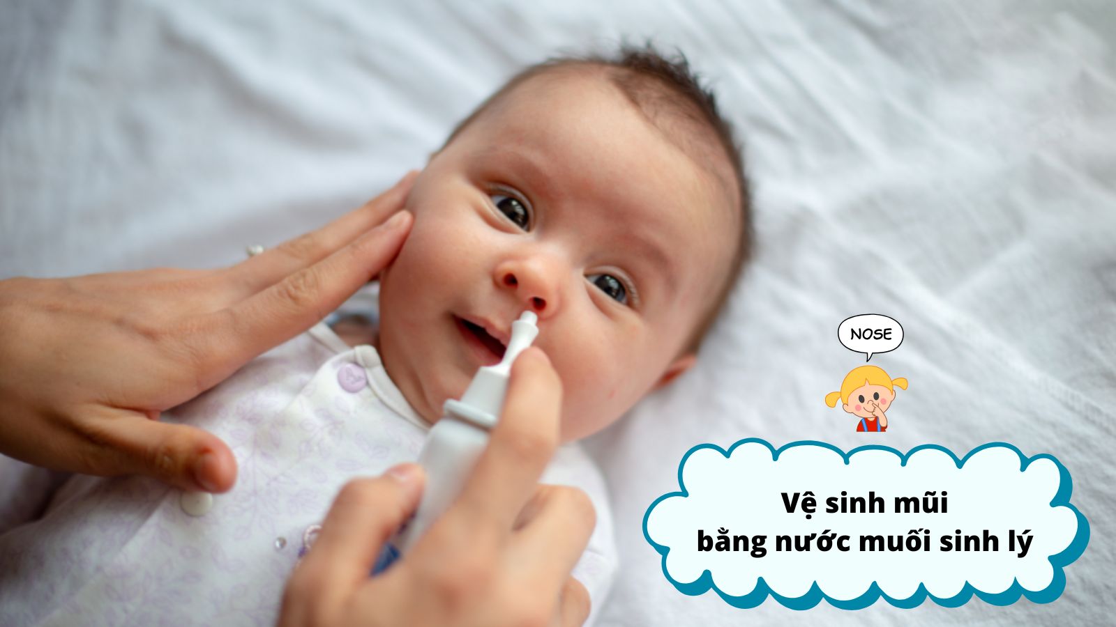 Trị cảm lạnh cho b&eacute; sơ sinh bằng dung dịch NaCl 0,9% để loại bỏ dịch nhầy, l&agrave;m sạch khoang mũi