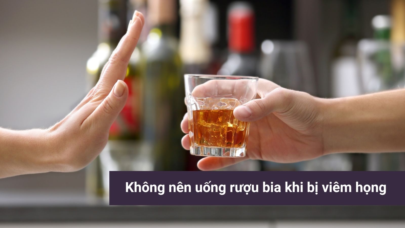 Uống rượu l&agrave;m kh&ocirc; r&aacute;t họng, khiến bệnh vi&ecirc;m họng hạt kh&oacute; hồi phục