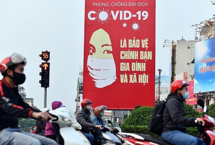 Người d&acirc;n thực hiện đeo khẩu trang, s&aacute;t khuẩn, khai b&aacute;o y tế nơi c&ocirc;ng cộng