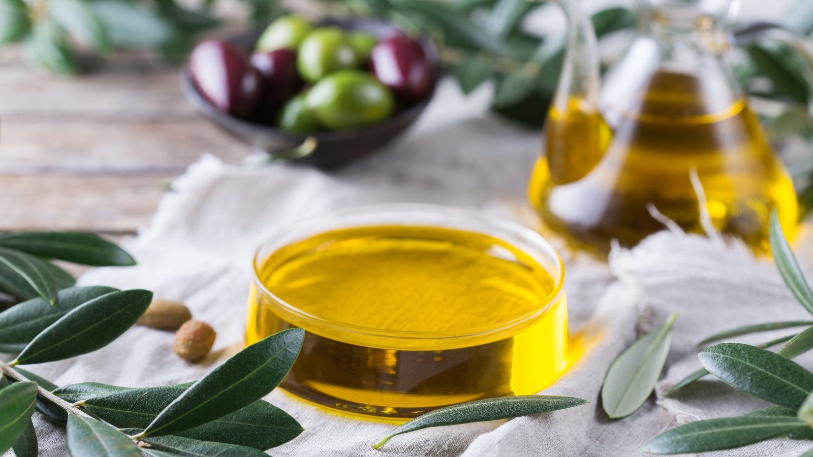Dầu Olive thượng hạng nổi tiếng nhờ c&ocirc;ng dụng chống oxy h&oacute;a mạnh