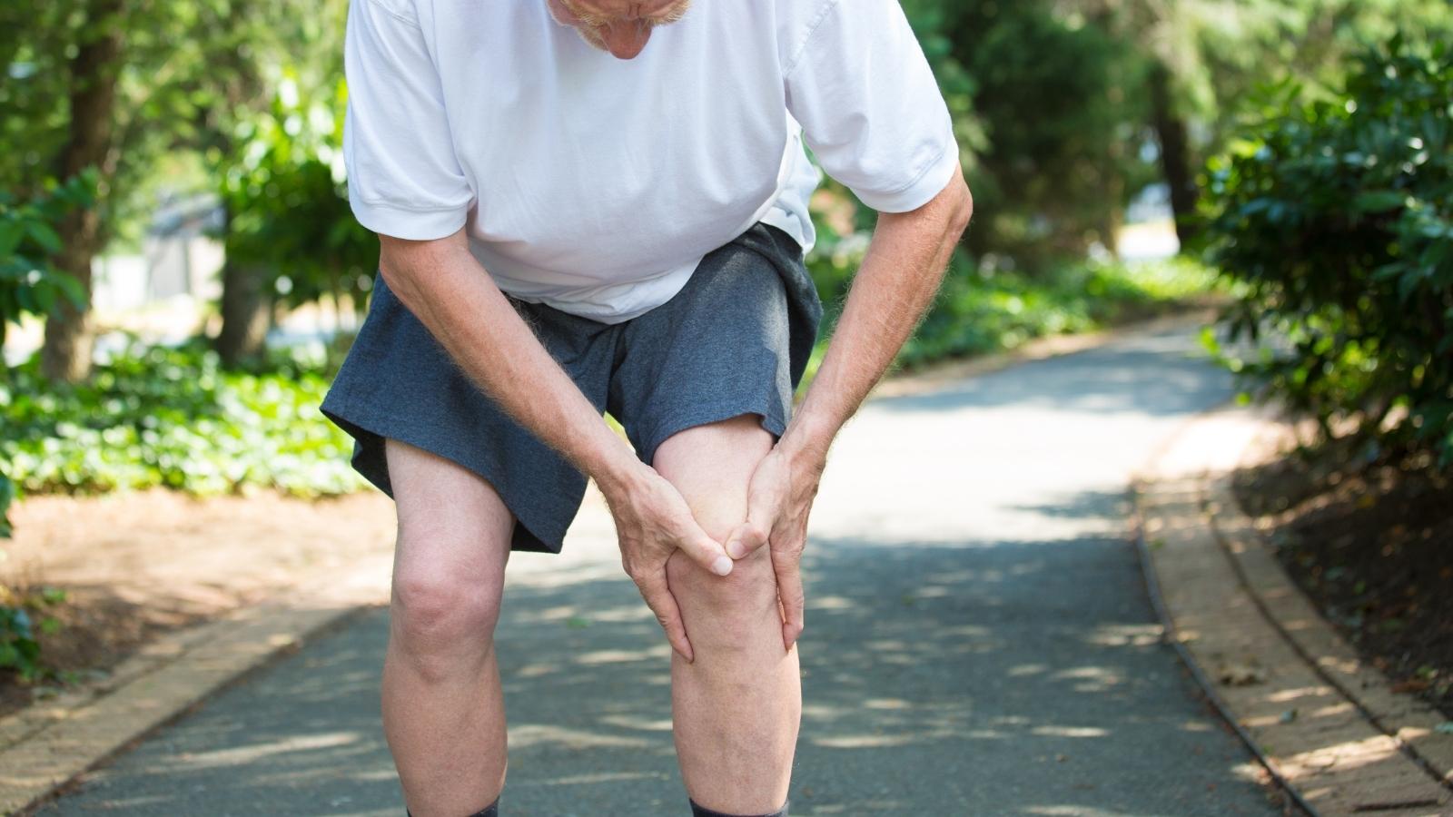 Đau nhức sụn khớp l&agrave;m hạn chế khả năng vận động